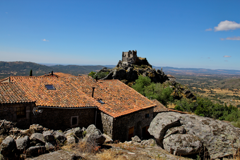Vista del cerro sobre el que se alza el castillo
